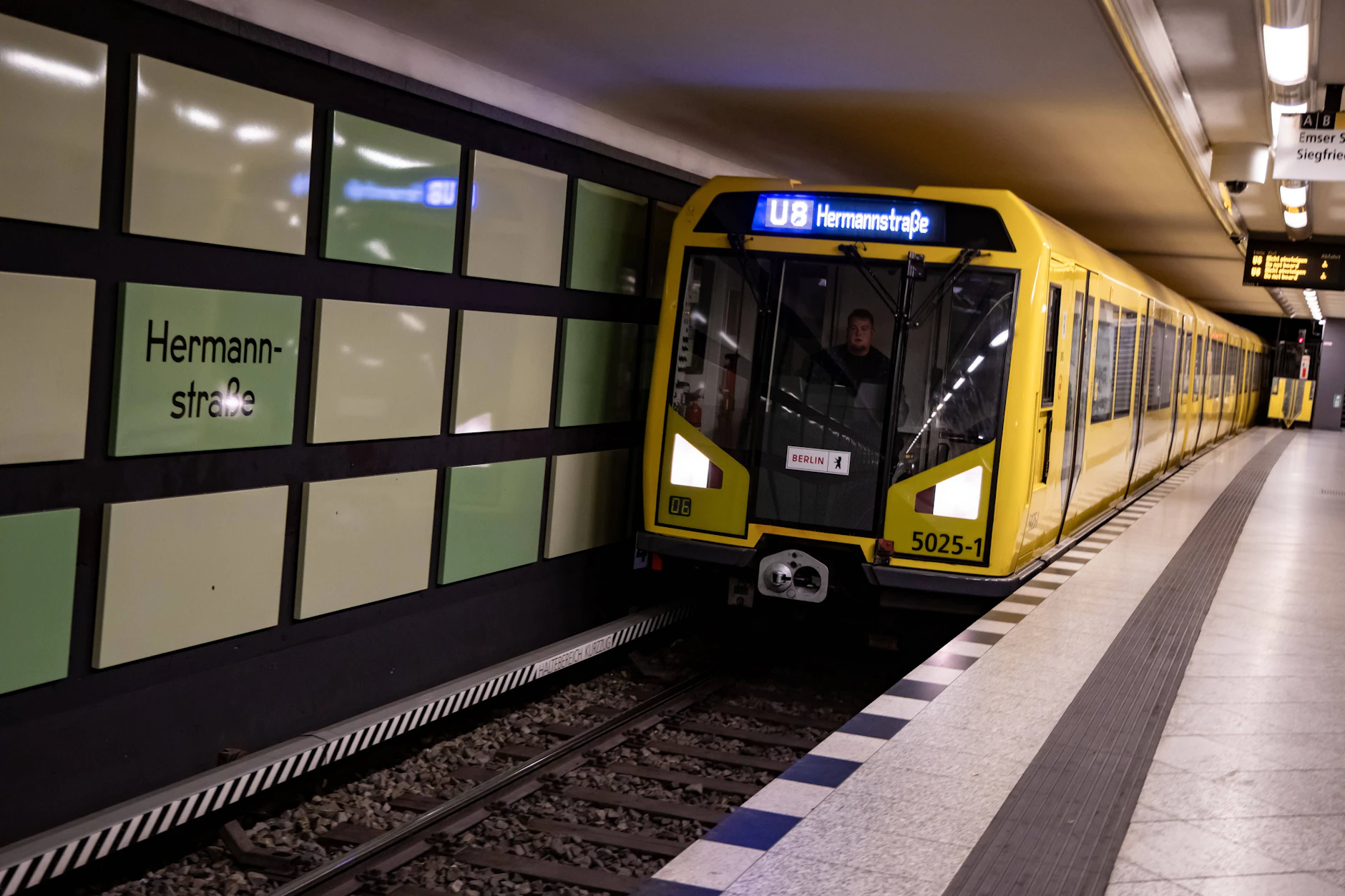 Ein Zug der U-Bahnlinie U8 am Bahnhof Hermannstraße in Berlin