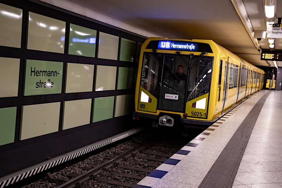 Ein Zug der U-Bahnlinie U8 am Bahnhof Hermannstraße in Berlin