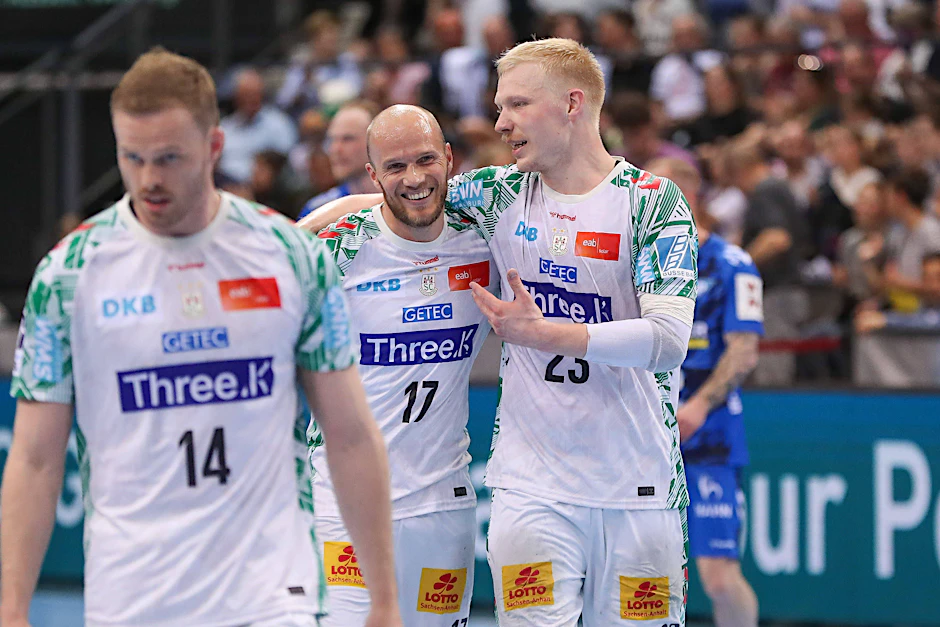 Sieg beim TVB Stuttgart: SCM-Teamkollege Magnus Saugstrup (r.) herzt Tim Hornke für dessen geknackte 1000-Tore-Marke.