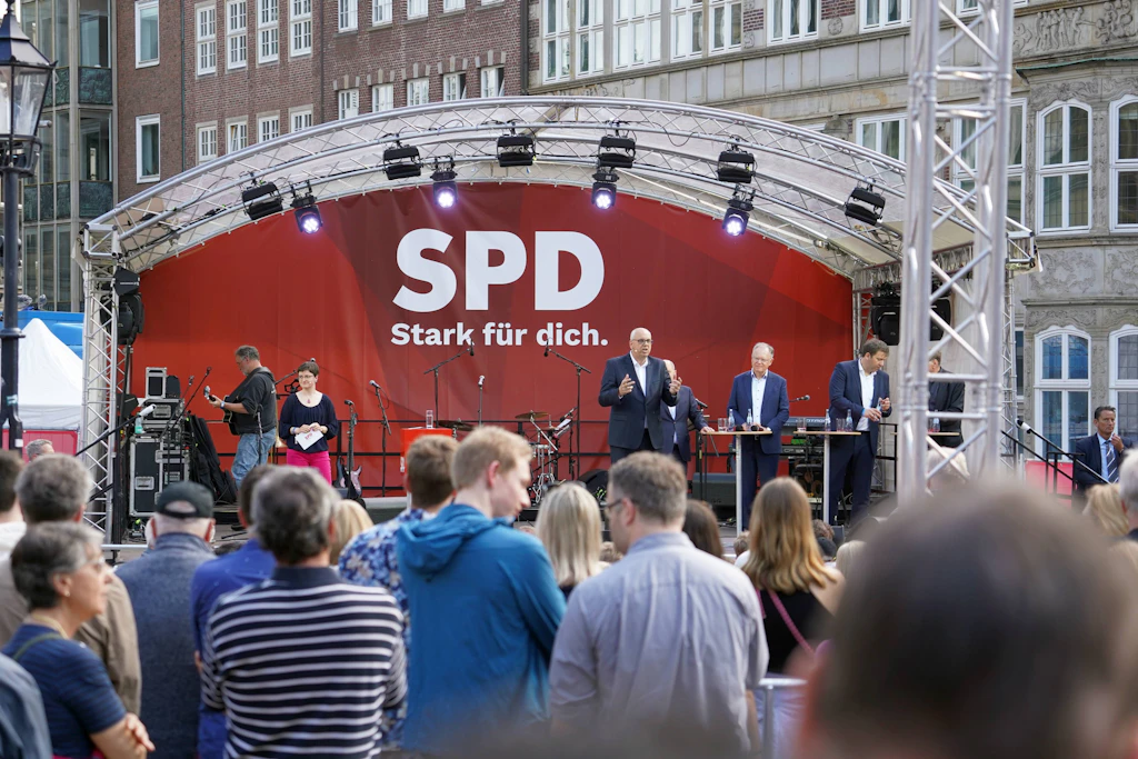 Endspurt im Bremer Bürgerschaftswahlkampf: Zwei Tage vor der Wahl am 14. Mai 2023 veranstaltete die SPD auf dem Bremer Marktplatz eine Großkundgebung mit dem damaligen Bundeskanzler Olaf Scholz.