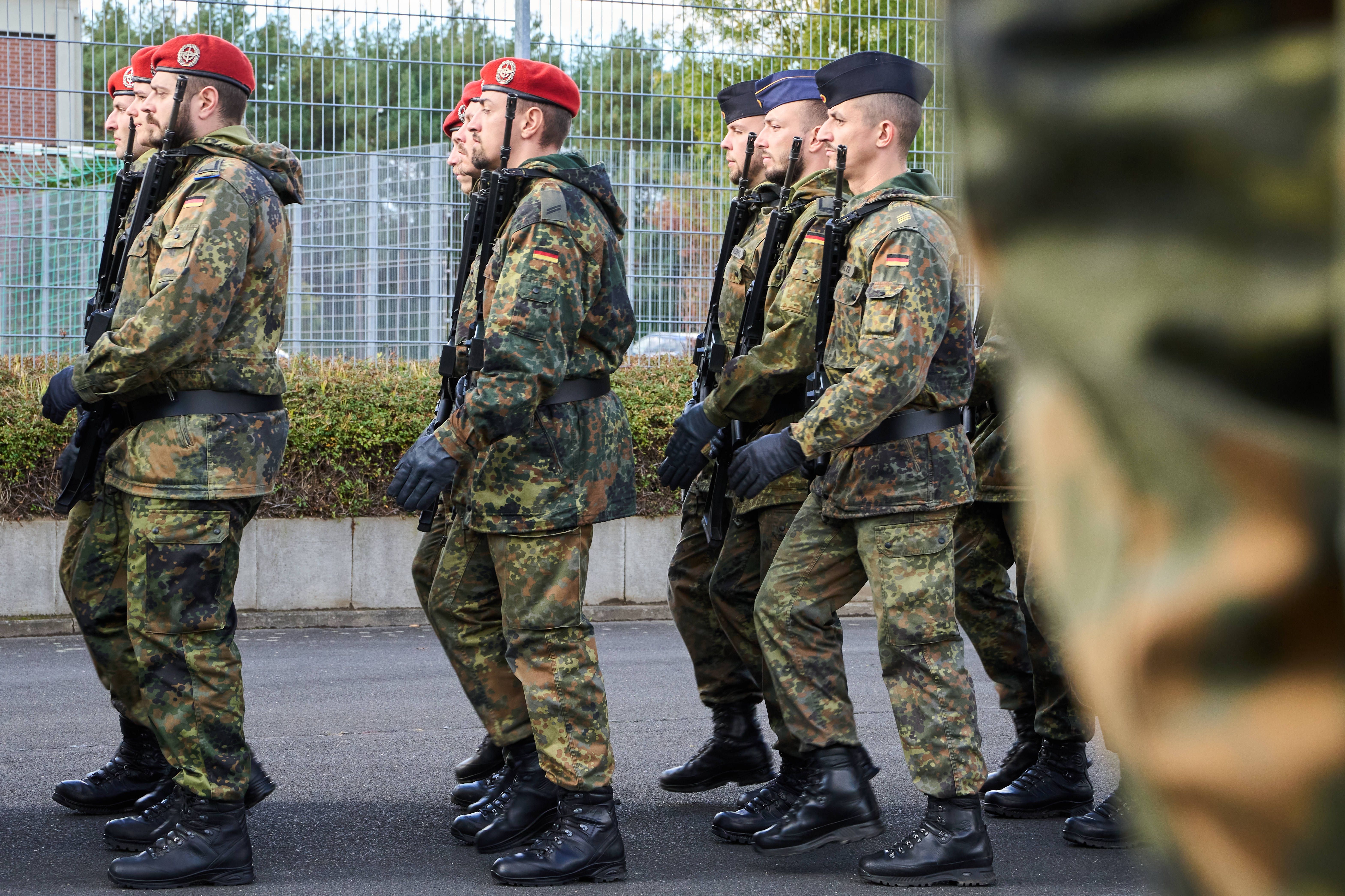 Von Wehrpflicht bis Freiwilligkeit: So wollen EU-Regierungen die Kasernen füllen