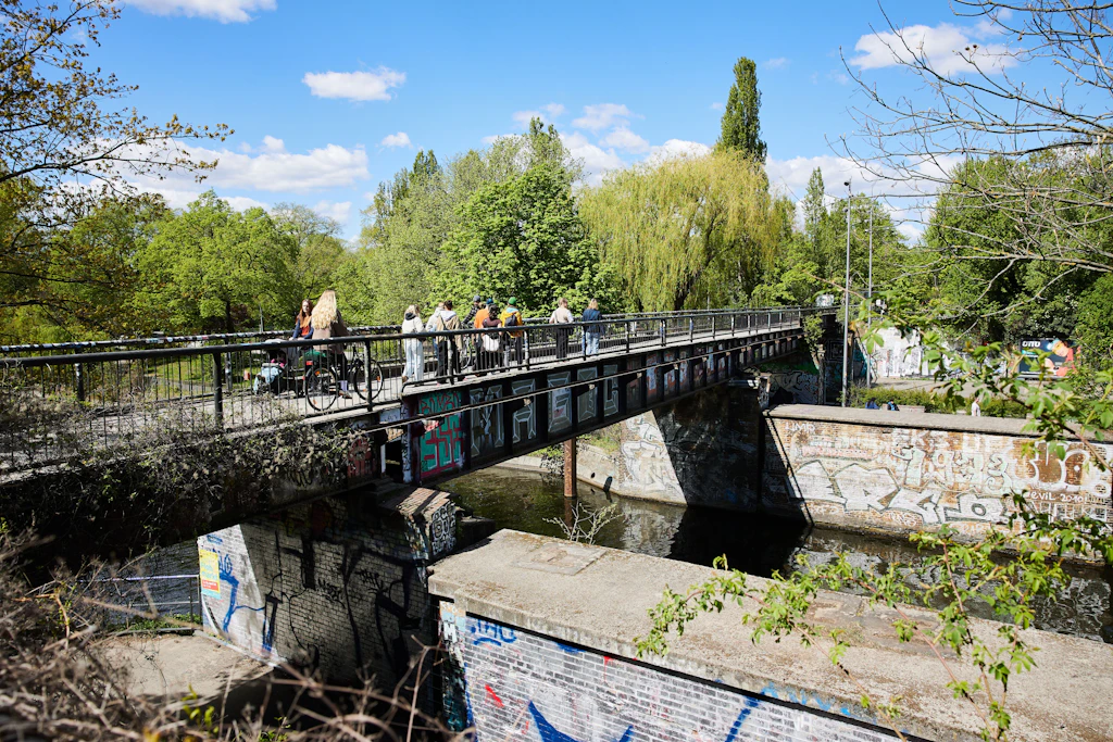 Deutsche Bahn sperrt alle Brücken im Görlitzer Park – die Berliner sind sauer!