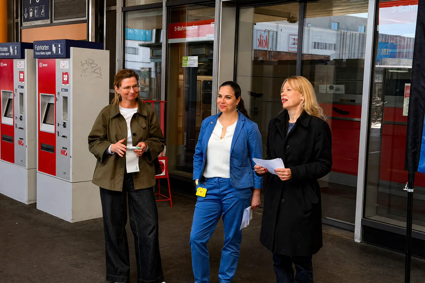 Von Links: Monika Jung, Leiterin des Bahnhofsmanagements Berlin Fernbahnhöfe, Wencke Wallstein, BVG-Leiterin Infrastruktur, sowie Alexandra Hensel, Sprecherin InfraVelo GmbH