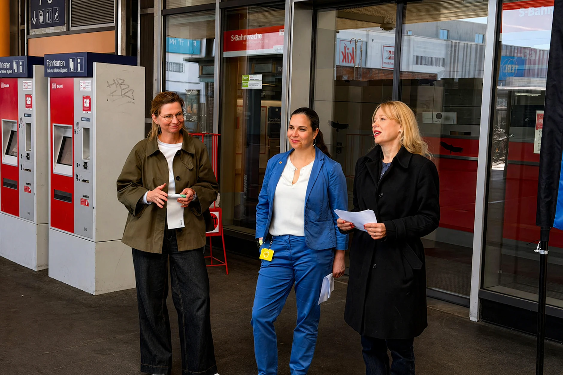 Von Links: Monika Jung, Leiterin des Bahnhofsmanagements Berlin Fernbahnhöfe, Wencke Wallstein, BVG-Leiterin Infrastruktur, sowie Alexandra Hensel, Sprecherin InfraVelo GmbH