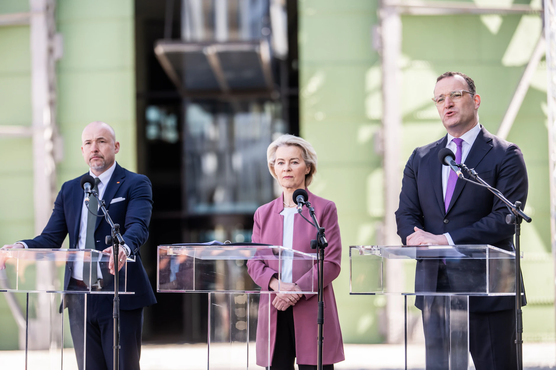 Ursula von der Leyen mit Jens Spahn (r.) und Alexander Hoffmann (l.) vor der Klausur des CDU/CSU-Fraktionsvorstands