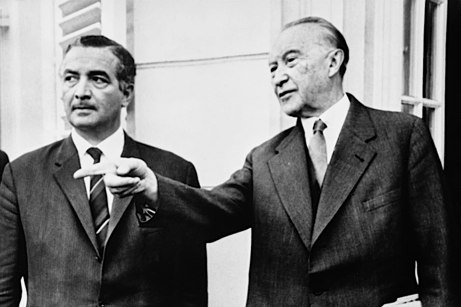 Der FDP-Vorsitzende Erich Mende (l) und Bundeskanzler Konrad Adenauer stehen kurz vor Beginn der gemeinsamen Koalitionsverhandlungen von 1961 vor dem Bundeskanzleramt in Bonn (Archivfoto vom 12.10.1961). 
