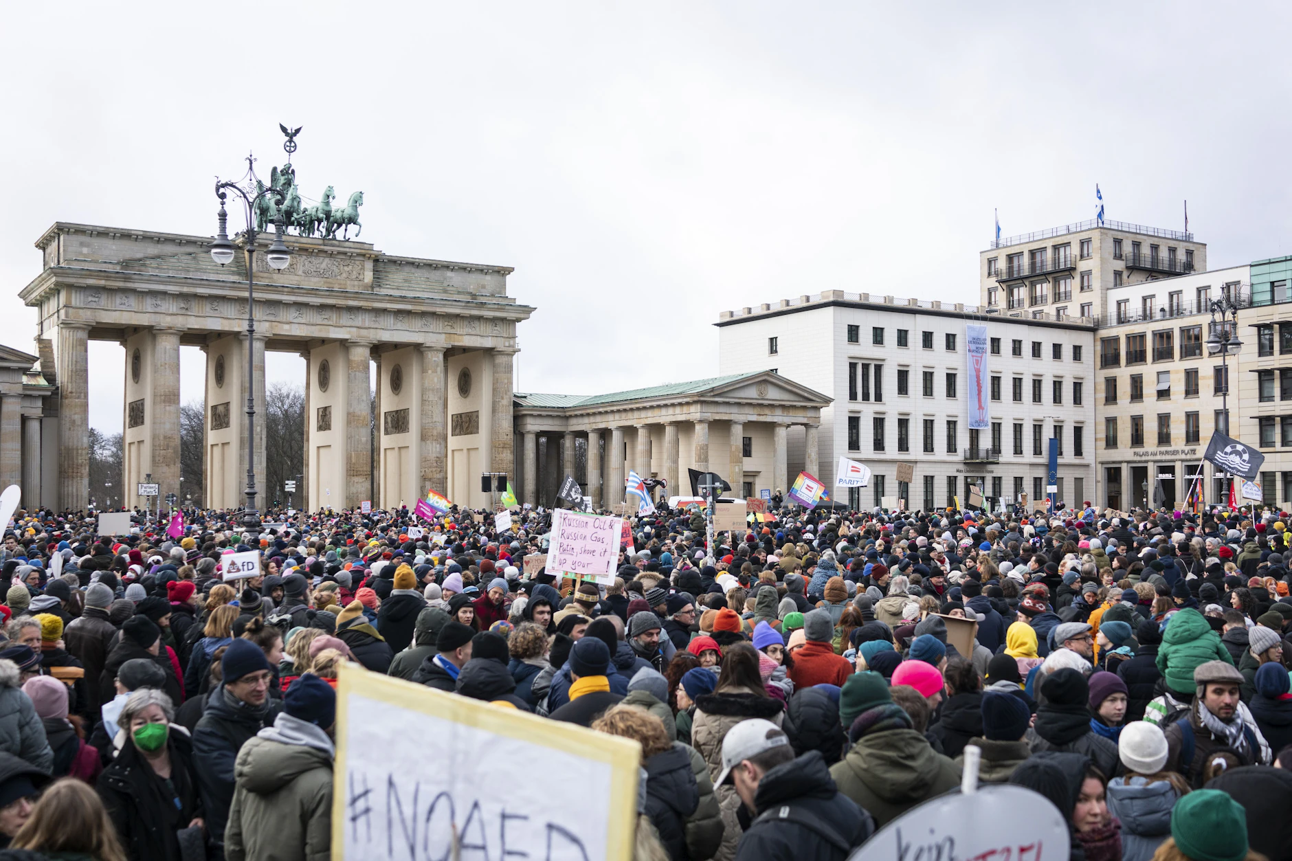 Vier Tage nach der Veröffentlichung der Correctiv-Recherche 2024: Demo gegen rechts auf dem Pariser Platz vor dem Brandenburger Tor