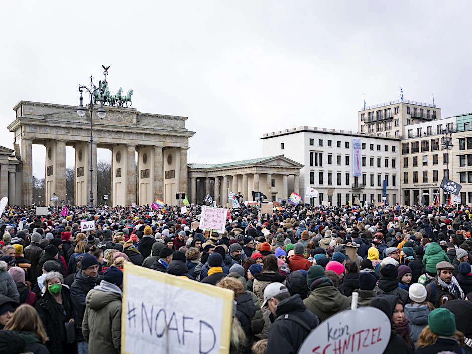 Vier Tage nach der Veröffentlichung der Correctiv-Recherche 2024: Demo gegen rechts auf dem Pariser Platz vor dem Brandenburger Tor