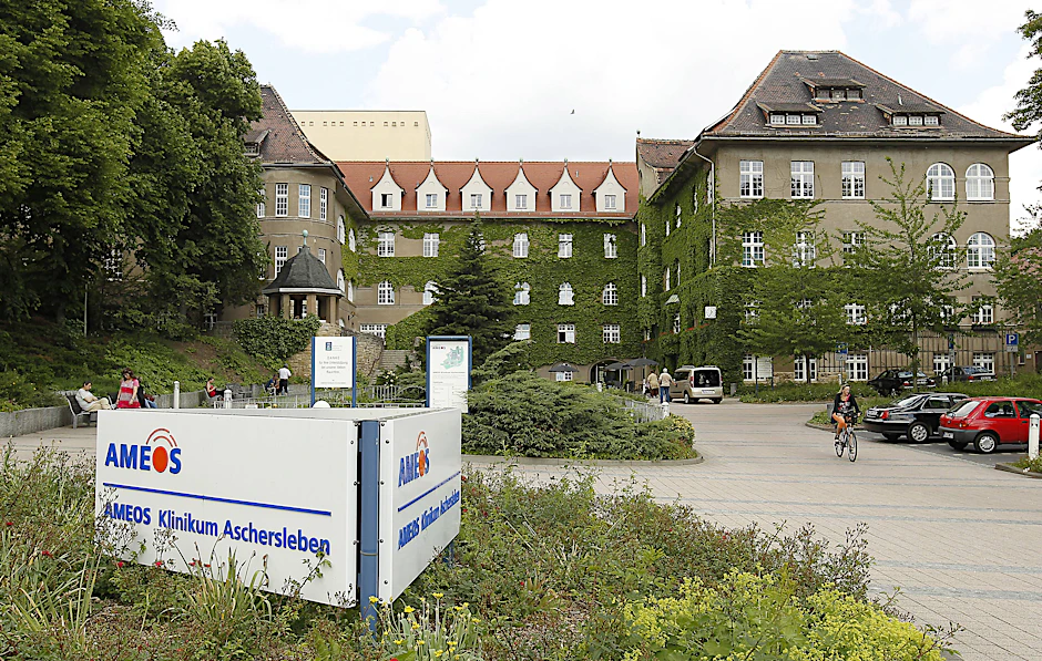 Im Streit um die Salzlandkliniken wirft der Schweizer Klinikkonzern Ameos dem Landkreis nun seinerseits einen Vertragsbruch vor. 