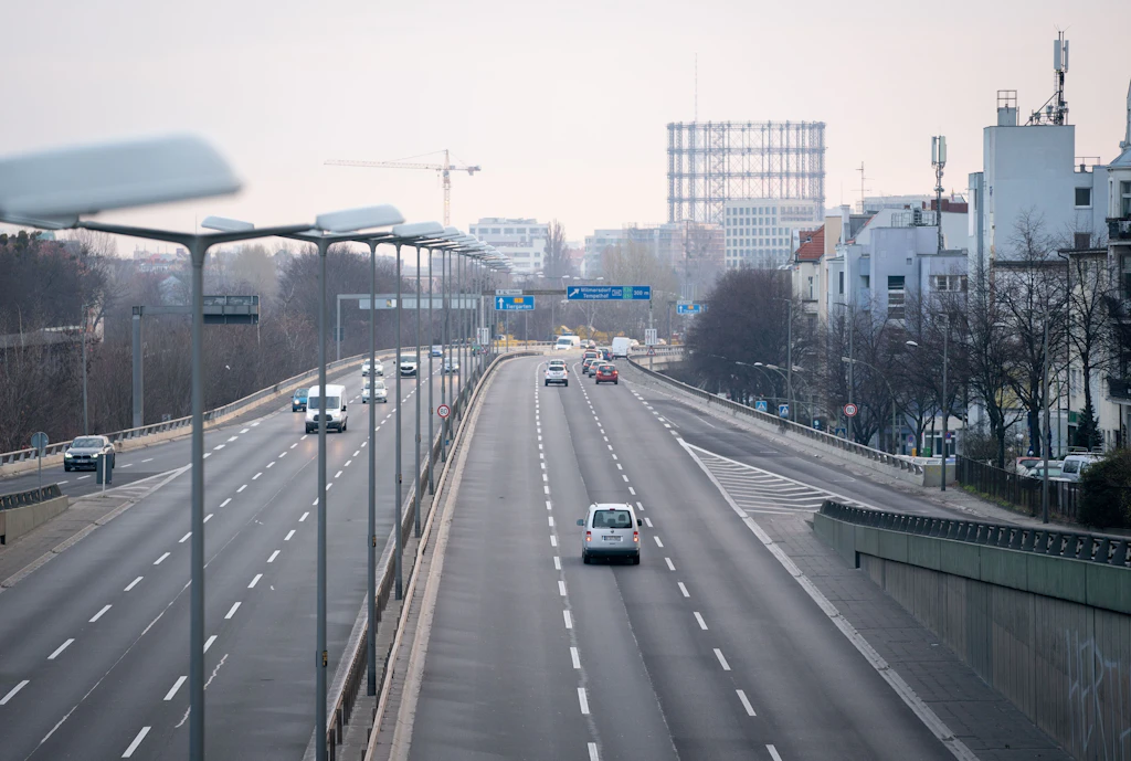 Mordversuch auf der A100: E-Roller von Brücke geworfen – Polizei ermittelt