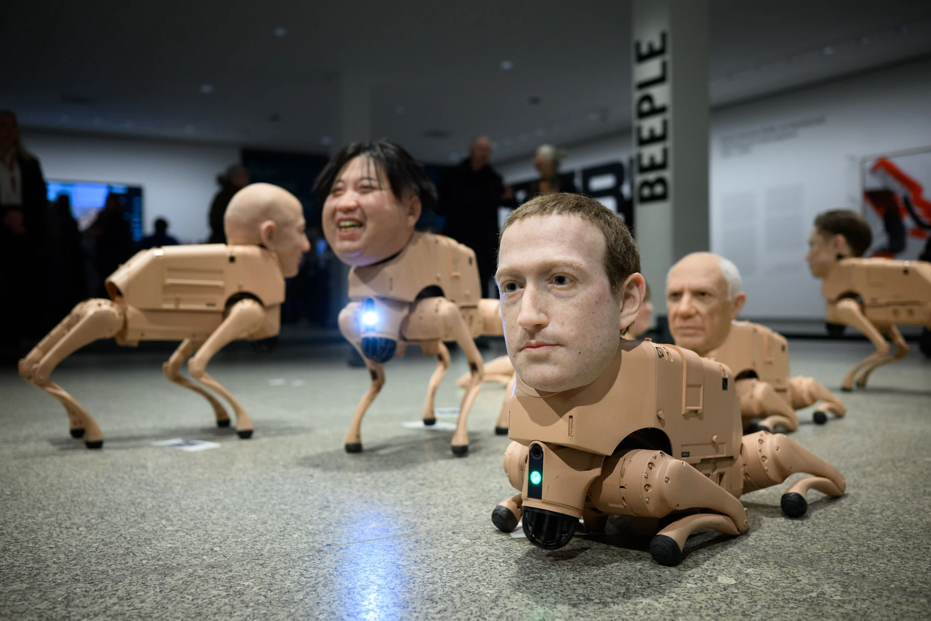 Hund-Mensch-Roboter-Macht: Beeples&nbsp;„Regular Animals“&nbsp;in der Neuen Nationalgalerie mit weltbekannten Gesichtern