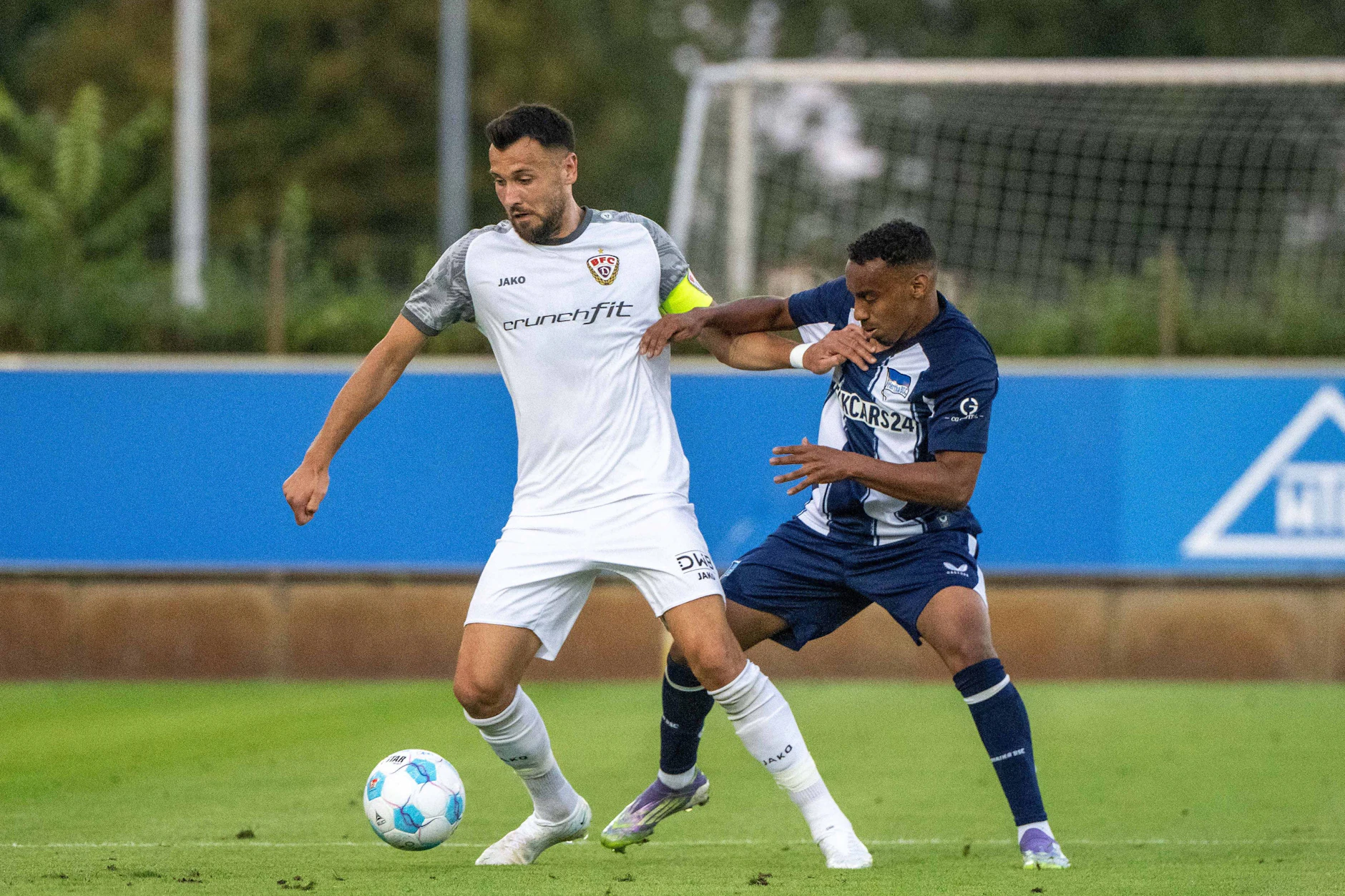 Unabhängig vom Modell würden sich der BFC und Hertha II in einer Liga wiederfinden, vorausgesetzt, die Qualifikation gelingt. Rufat Dadashov (l.) duelliert sich am 7. Spieltag mit Herthas Bilal Hussein.