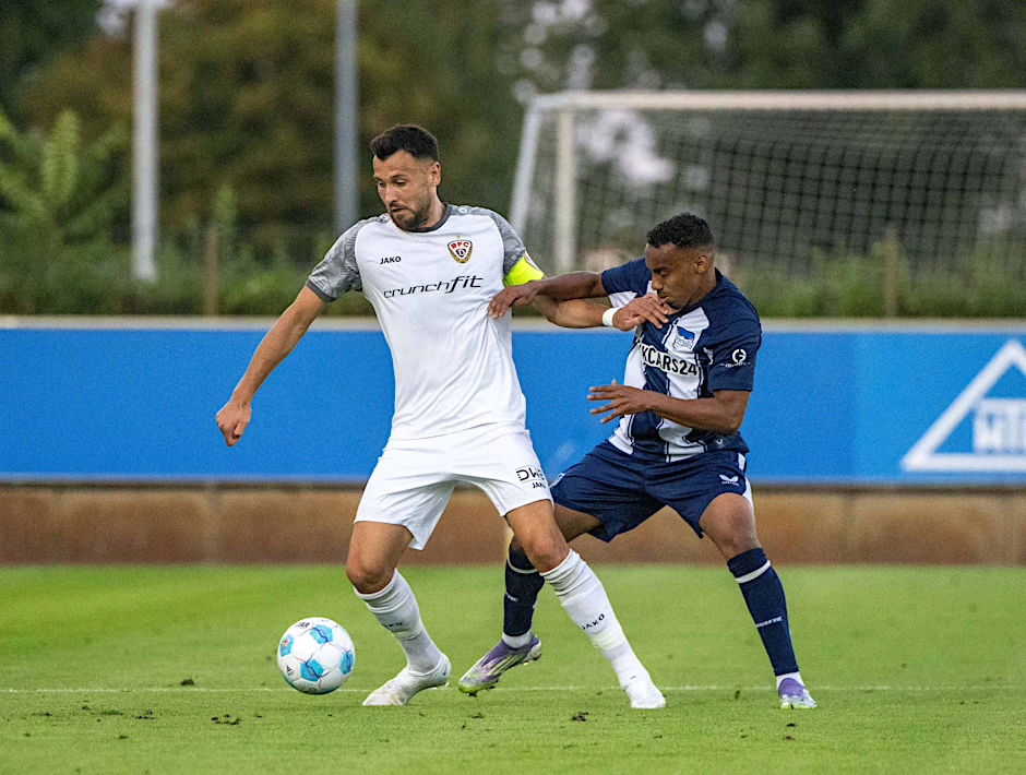 Unabhängig vom Modell würden sich der BFC und Hertha II in einer Liga wiederfinden, vorausgesetzt, die Qualifikation gelingt. Rufat Dadashov (l.) duelliert sich am 7. Spieltag mit Herthas Bilal Hussein.