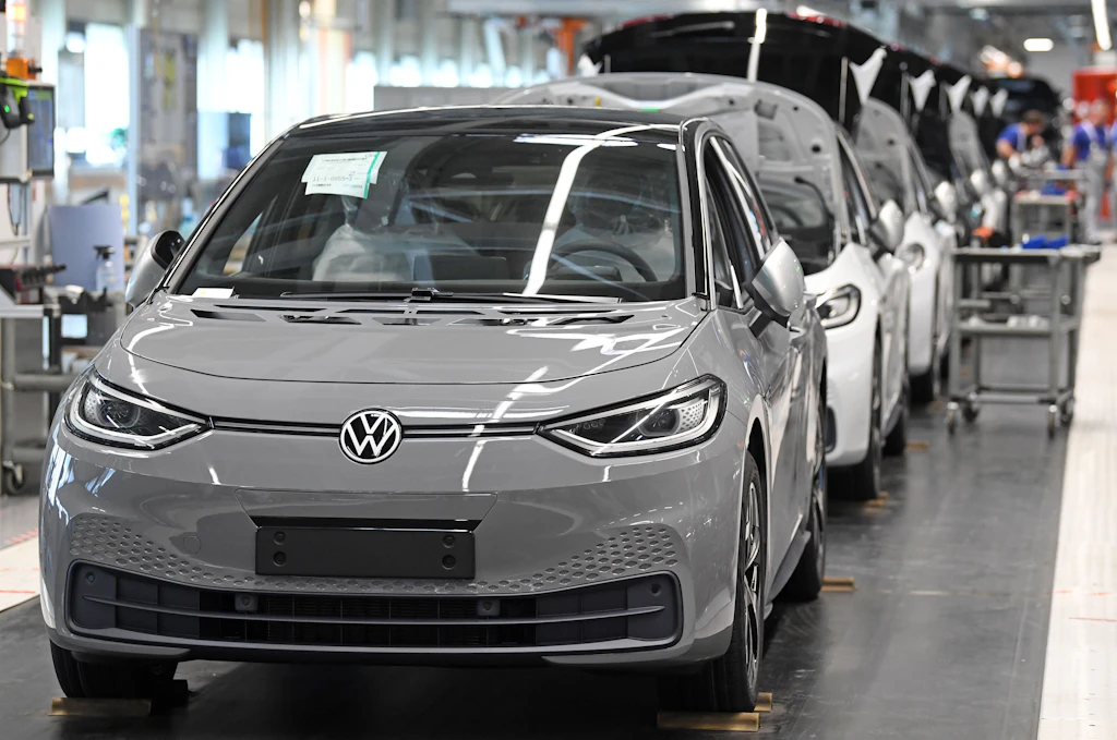 Deutschlands beliebtestes E-Auto: VW stößt Tesla vom Thron