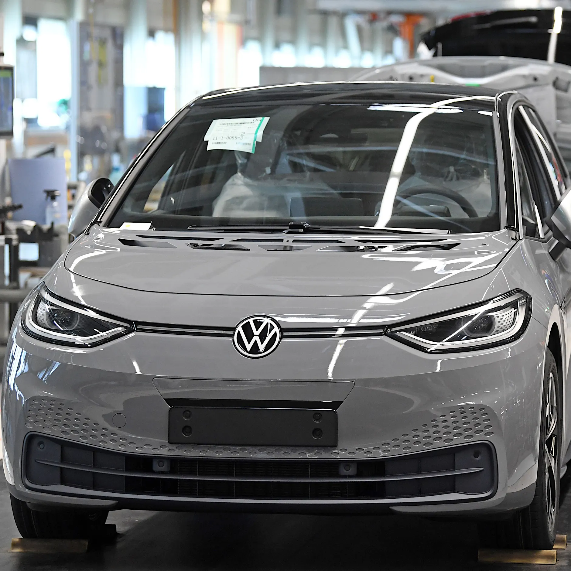 Deutschlands beliebtestes E-Auto: VW stößt Tesla vom Thron