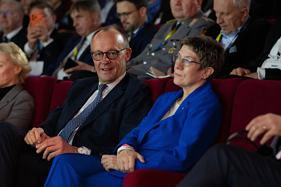 Bundeskanzler und CDU-Chef Friedrich Merz (l., CDU) und Annegret Kramp-Karrenbauer (CDU), Leiterin der Konrad-Adenauer-Stiftung.