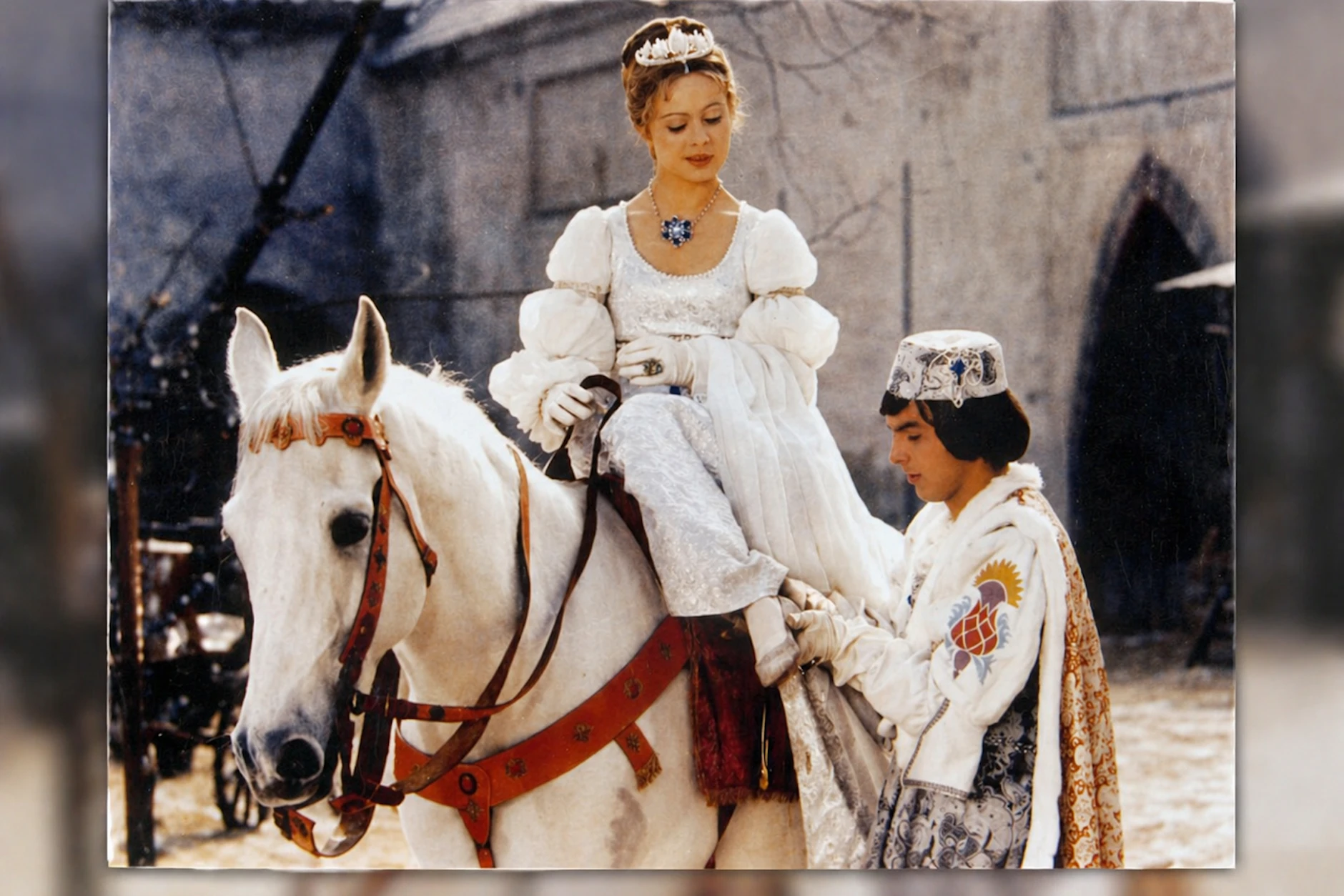 Die berühmteste Filmszene aus „Aschenbrödel“: Der Prinz (Pavel Trávníček) passt Aschenbrödel (Libuše Šafránková) den verlorenen Schuh an.