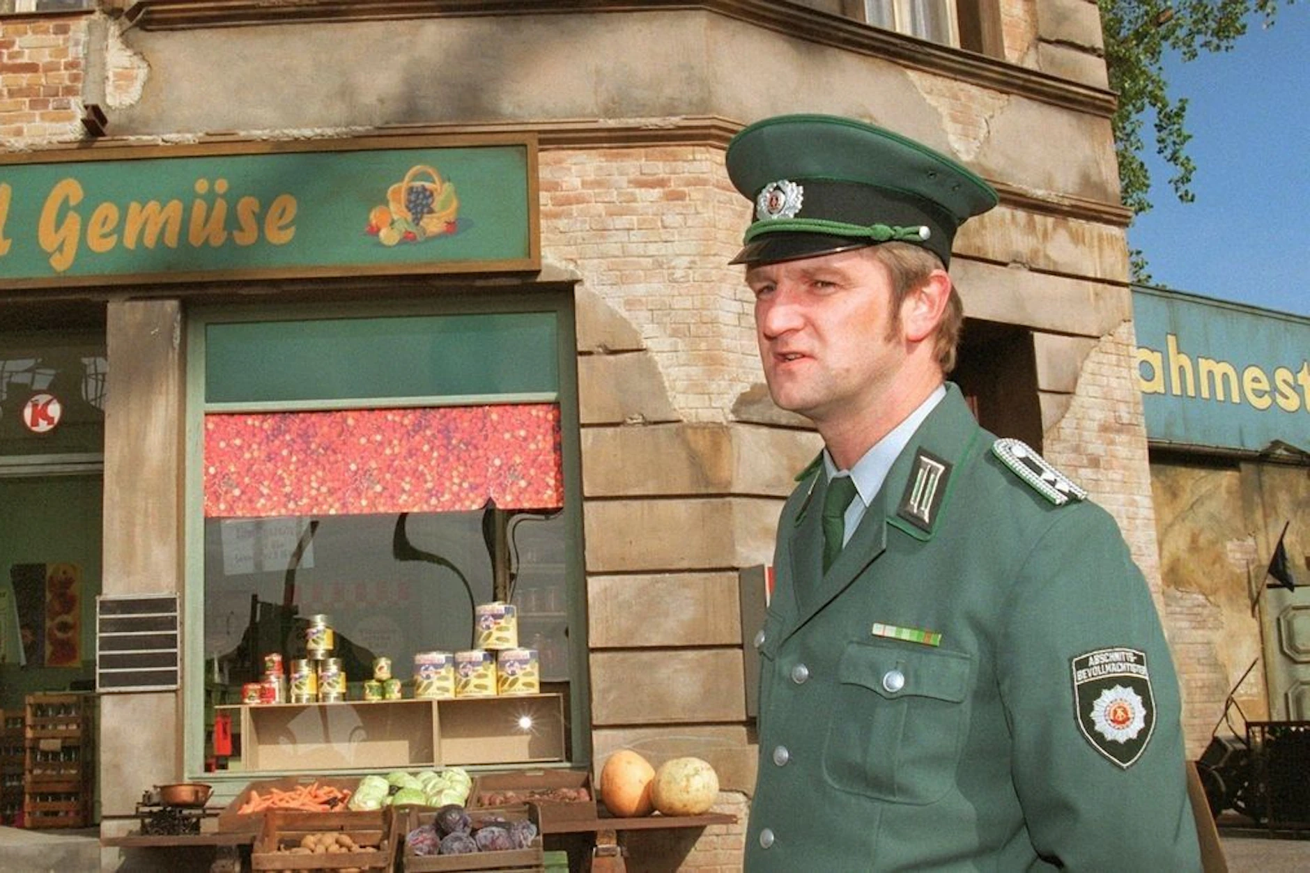 In der Filmkomödie „Sonnenallee“ spielte Detlev Buck im Jahre 1998 einen Berliner Abschnittbevollmächtigten (ABV) in Originaluniform.