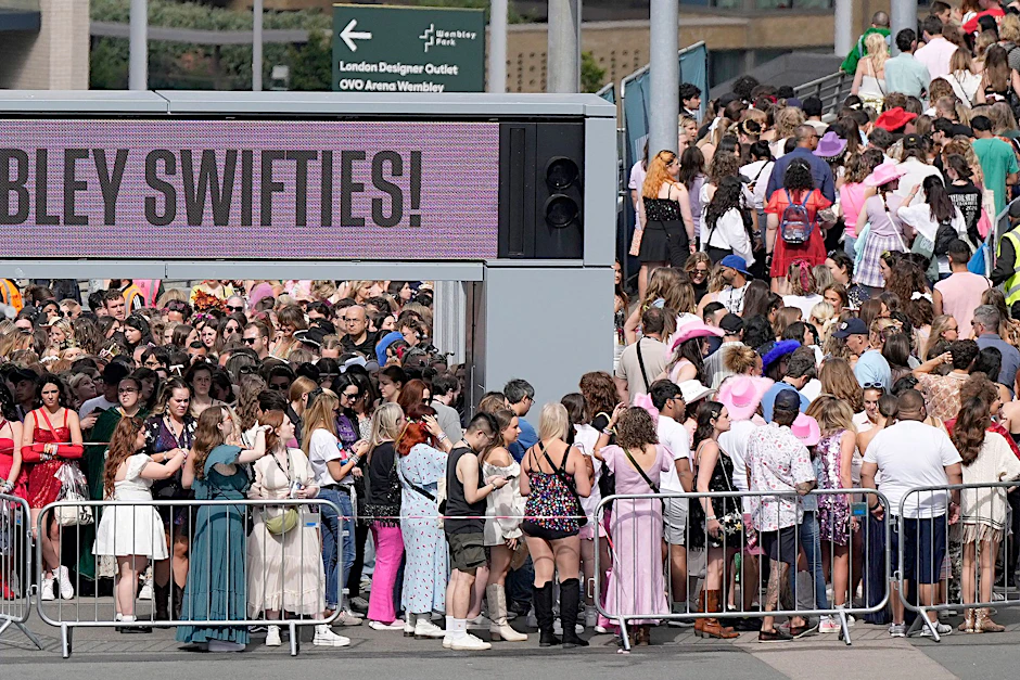 Fans warten im August 2024 vor einem Taylor-Swift-Konzert in London.