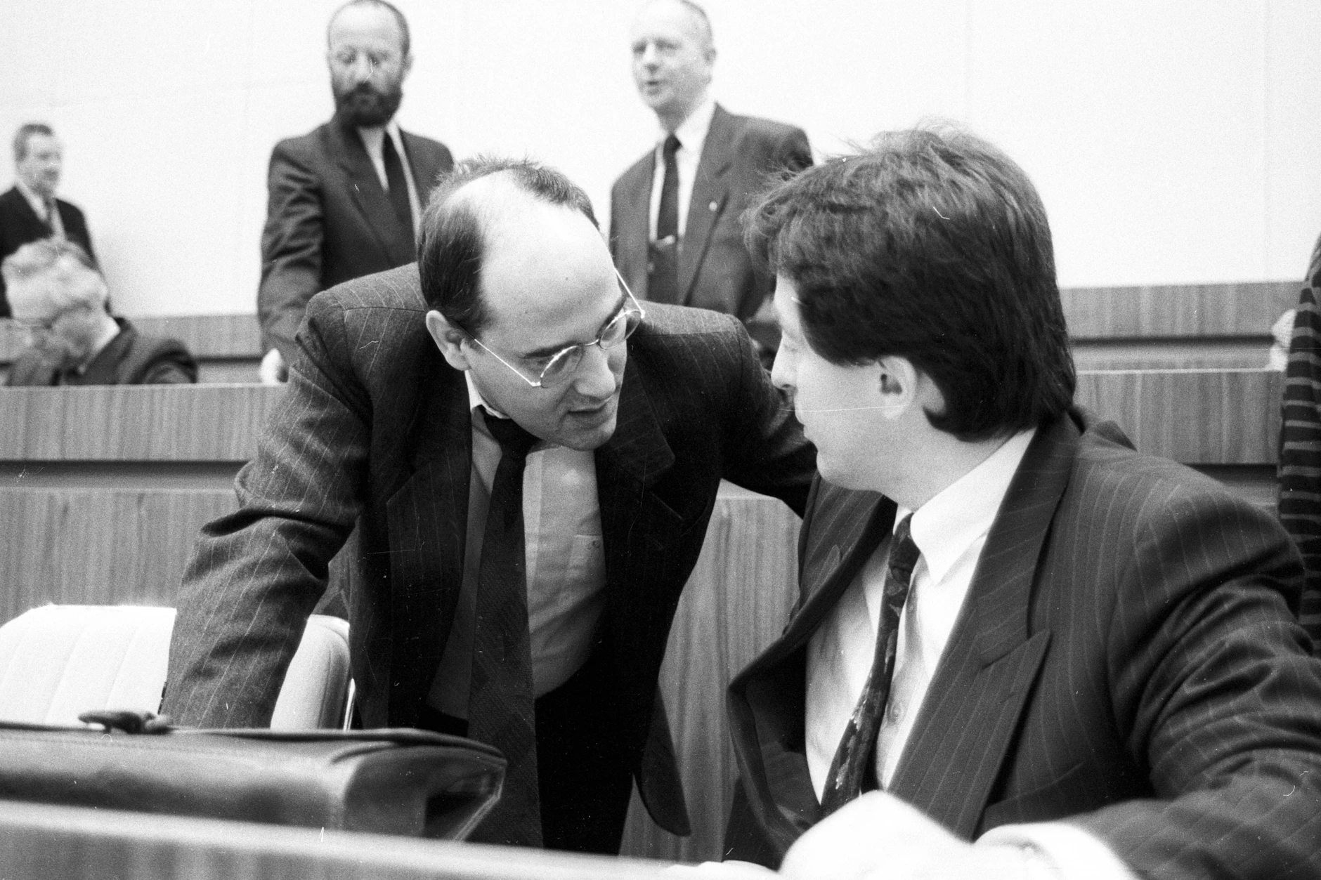 Eine Volkskammertagung im April 1990: Gregor Gysi (li., damals PDS) im Gespräch mit Innenminister Peter-Michael Diestel (damals DSU). Beide verbindet der selbe erlernte Beruf – Facharbeiter für Rinderzucht.