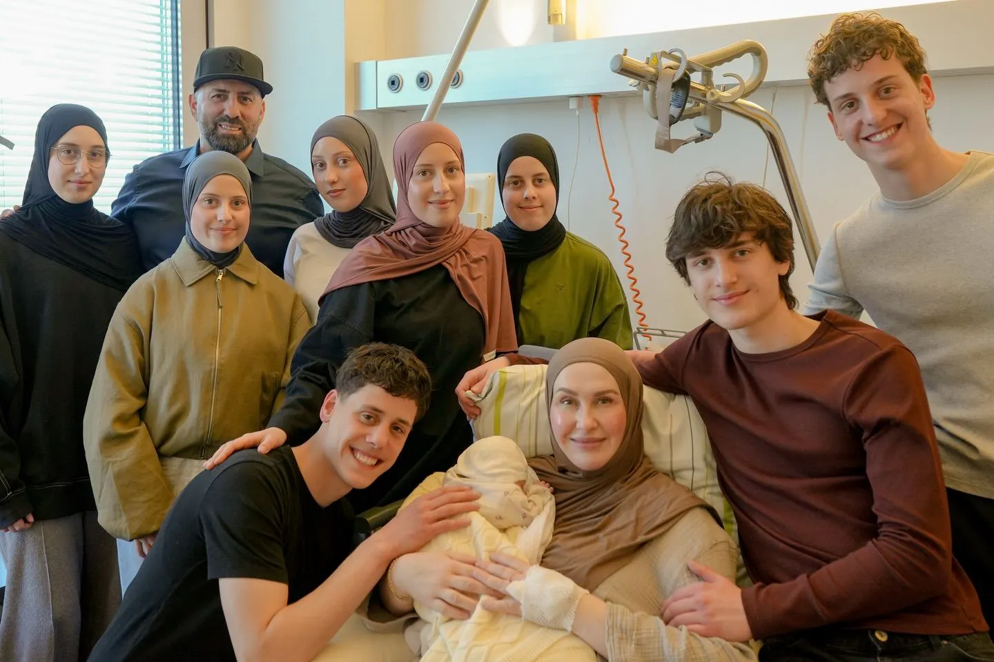 Roksana Temiz mit ihren neun Kindern und ihrem Mann im Virchow-Klinikum