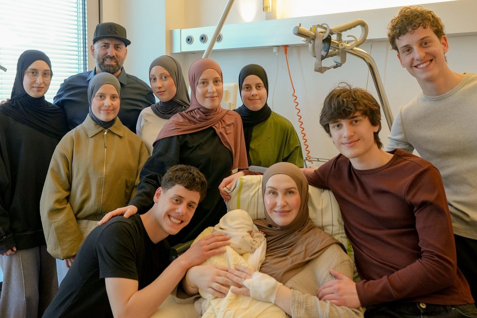 Roksana Temiz mit ihren neun Kindern und ihrem Mann im Virchow-Klinikum