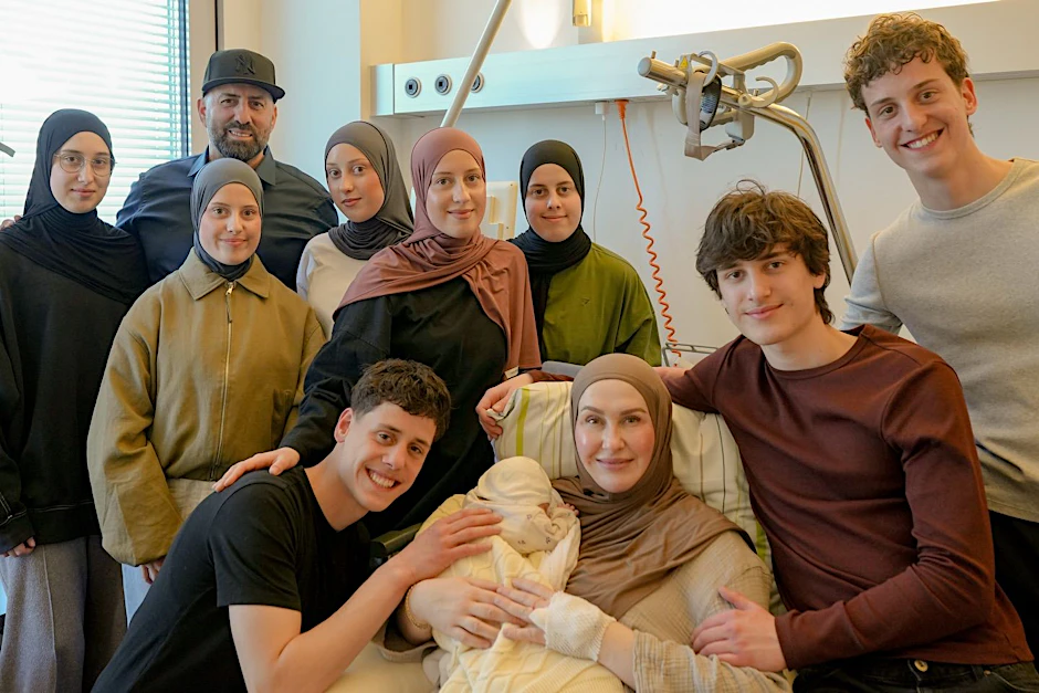 Roksana Temiz mit ihren neun Kindern und ihrem Mann im Virchow-Klinikum