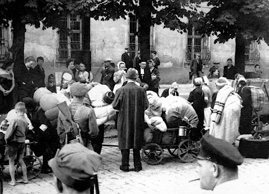 Fotografie im Schlesien-Museum Görlitz: Ab 1944 wurden Millionen aus ihrer Heimat vertrieben. Sie kamen aus Ost- und Westpreußen, Pommern, Schlesien, den Sudeten und dem Baltikum.
