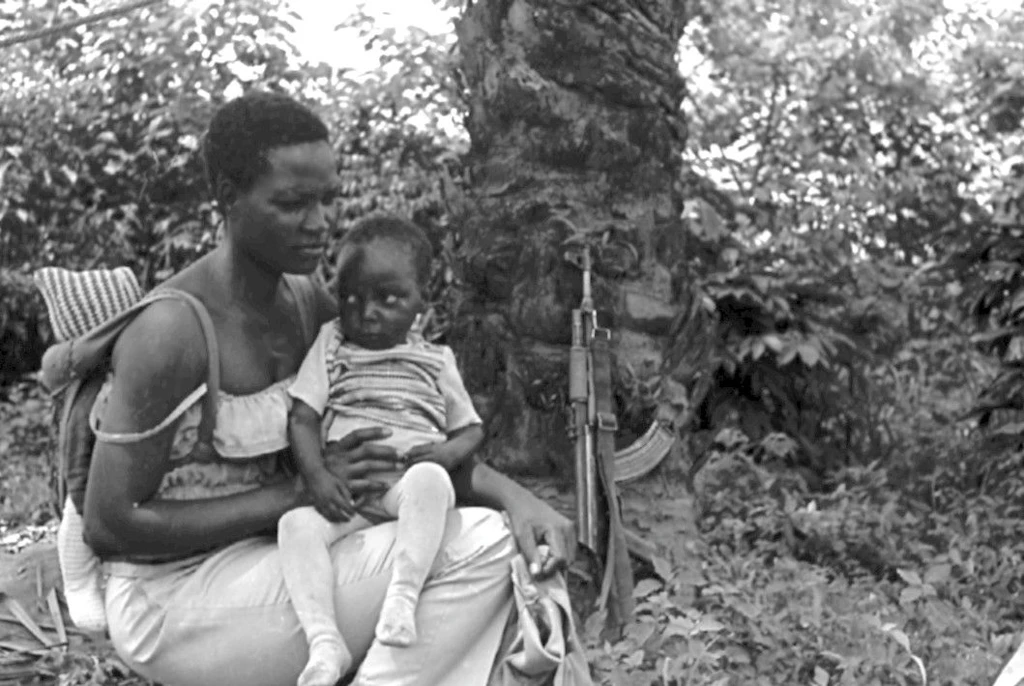 Dezember 1982&nbsp;– Sicherungsposten im UNHCR-Camp der Swapo, Kwanza Sul / Angola&nbsp;– eine Insel des Friedens inmitten des Bürgerkrieges in Angola, hier lebten 40.000 namibische Flüchtlinge, Frauen und Kinder vor allem.