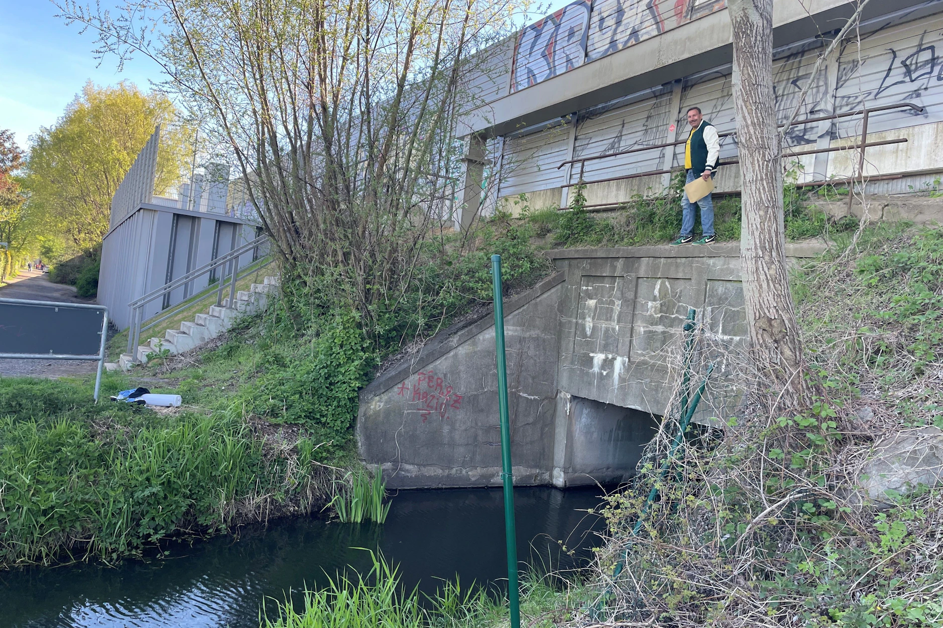 Über dem Wasser gibt es einen Trampelpfad, der satt der fehlenden Brücke genutzt wird.