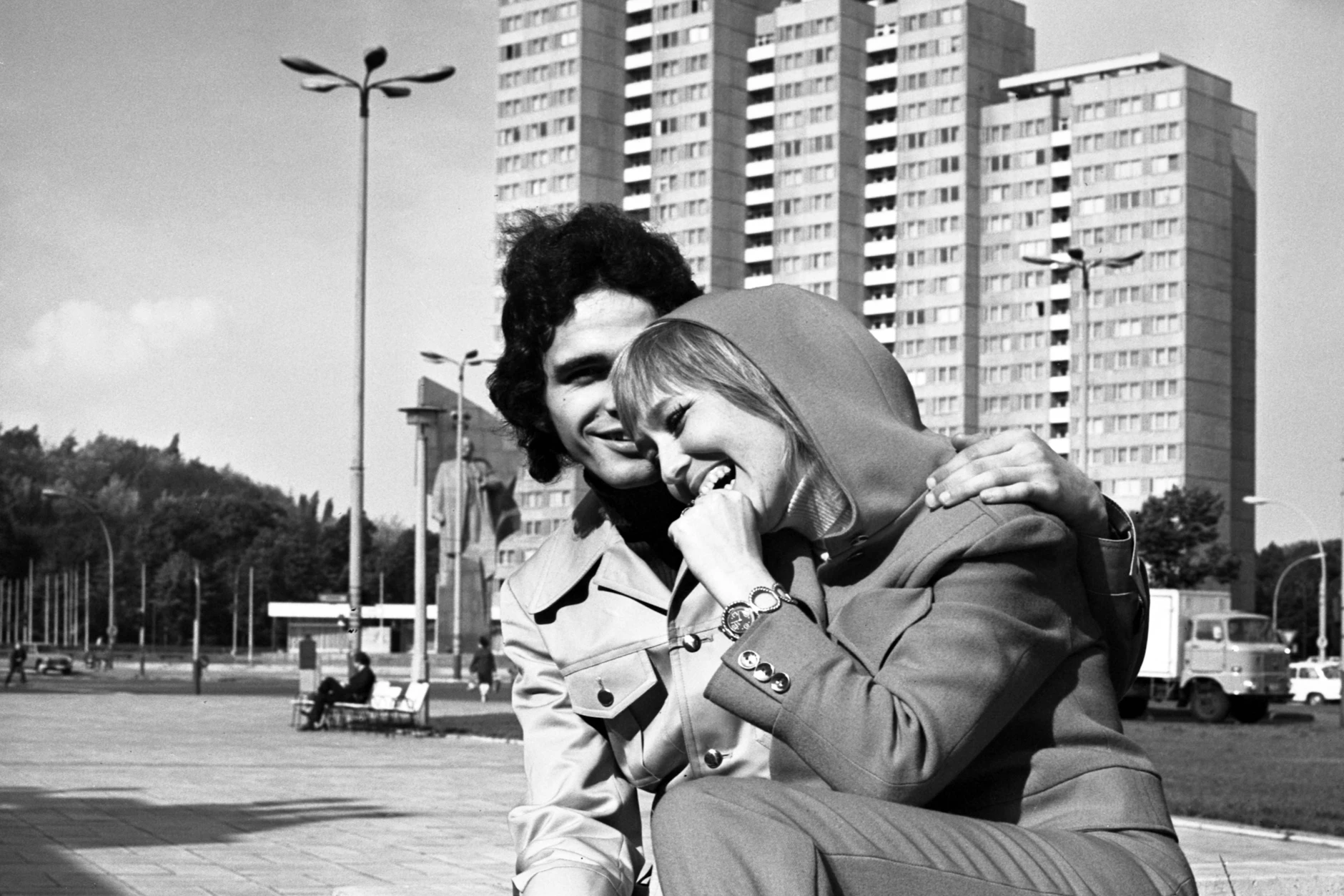 Ein junges Paar am Leninplatz im Osten Berlins (heute Platz der Vereinten Nationen). Auch in der DDR gab es viele Momente, in denen man glücklich war. Für viele Menschen sind solche Erinnerungen ein Stück Heimat.