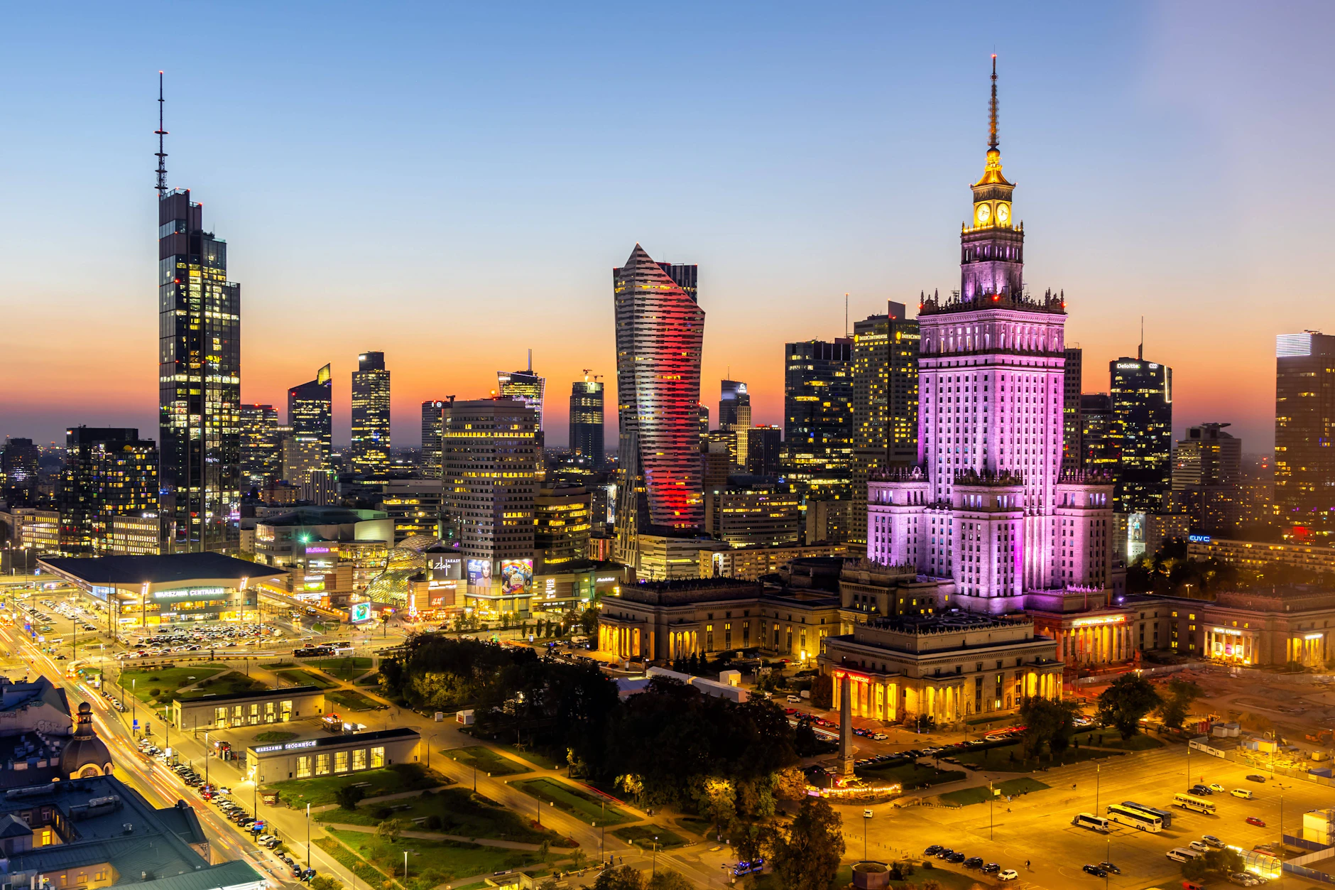 Die Skyline von Warschau. Moderne Hochhäuser rund um den Kulturpalast verdeutlichen den wirtschaftlichen Aufstieg Polens.