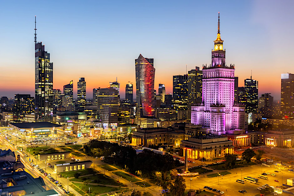Die Skyline von Warschau. Moderne Hochhäuser rund um den Kulturpalast verdeutlichen den wirtschaftlichen Aufstieg Polens.