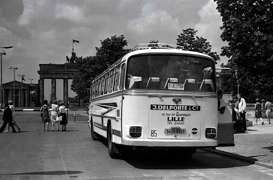 Französischer Reisebus vor dem Brandenburger Tor im Jahr 1966: Unser Autor kam als Student in ein geteiltes Deutschland und erlebte, wie unterschiedlich Bildung, Gemeinschaft und Alltag organisiert sein können.