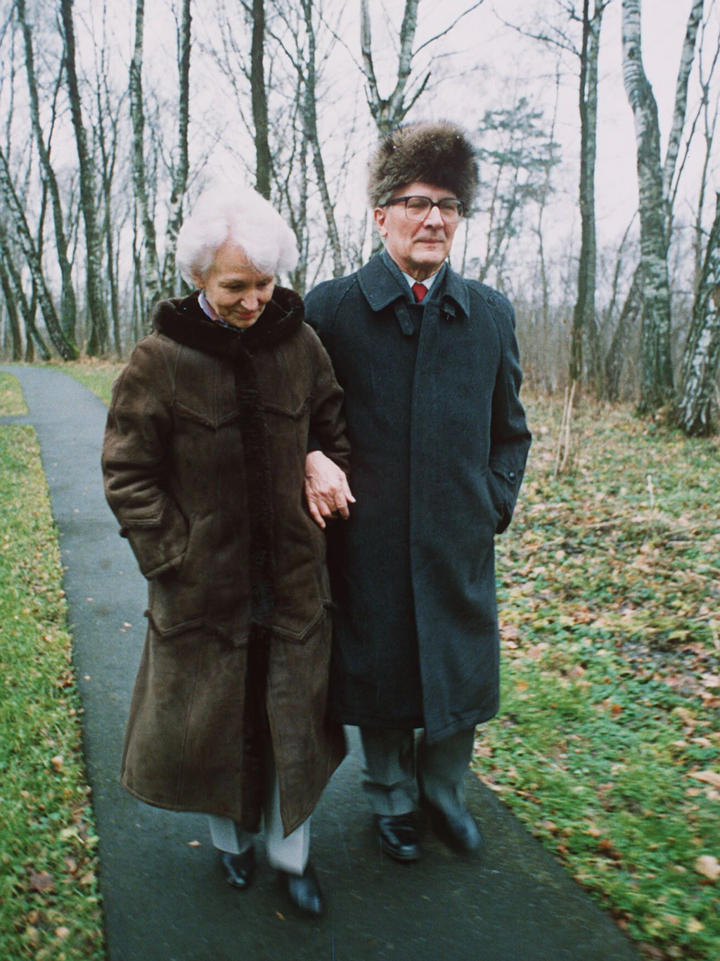 Margot Honecker mit ihrem Mann Erich bei einem Spaziergang durch einen Moskauer Park im Jahr 1991