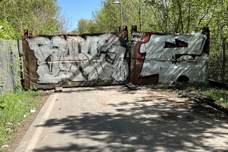 Endlich fällt die Mauer auch in Lichtenberg: Radfahrer jubeln