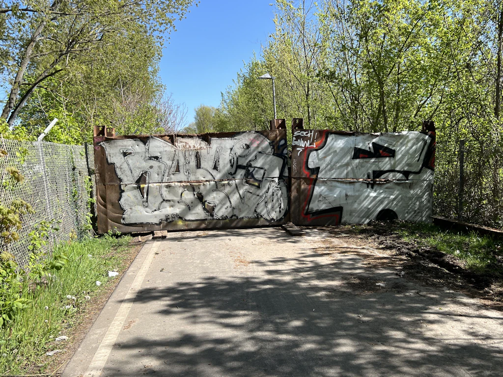 Endlich fällt die Mauer auch in Lichtenberg: Radfahrer jubeln
