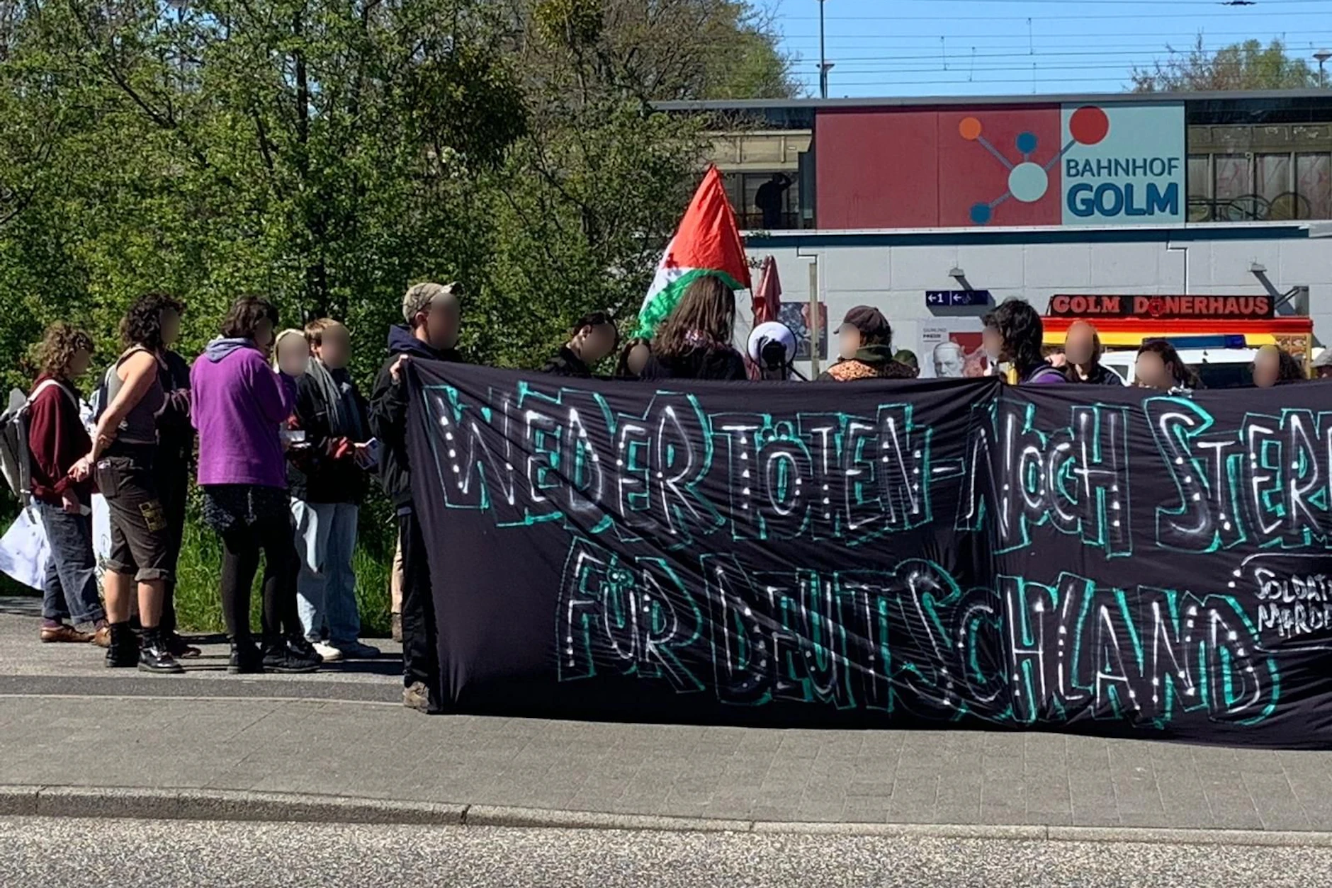Plakat mit der Aufschrift „Weder töten noch sterben für Deutschland“