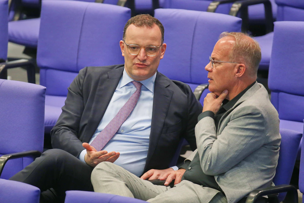 Jens Spahn (CDU) und Matthias Miersch (SPD), die Fraktionsvorsitzenden von Union und SPD, wollen das Sondervermögen weiter öffnen.