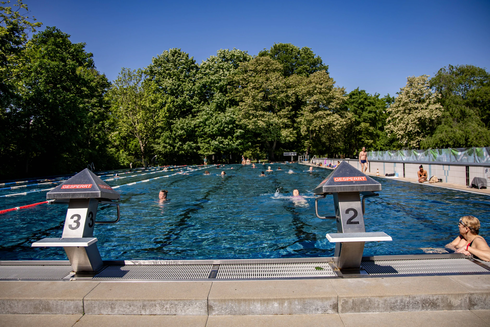 Das Sommerbad Kreuzberg öffnet am 1. Mai 2026 seine Tore für alle Berliner, die sich am heißen Wochenende abkühlen wollen.