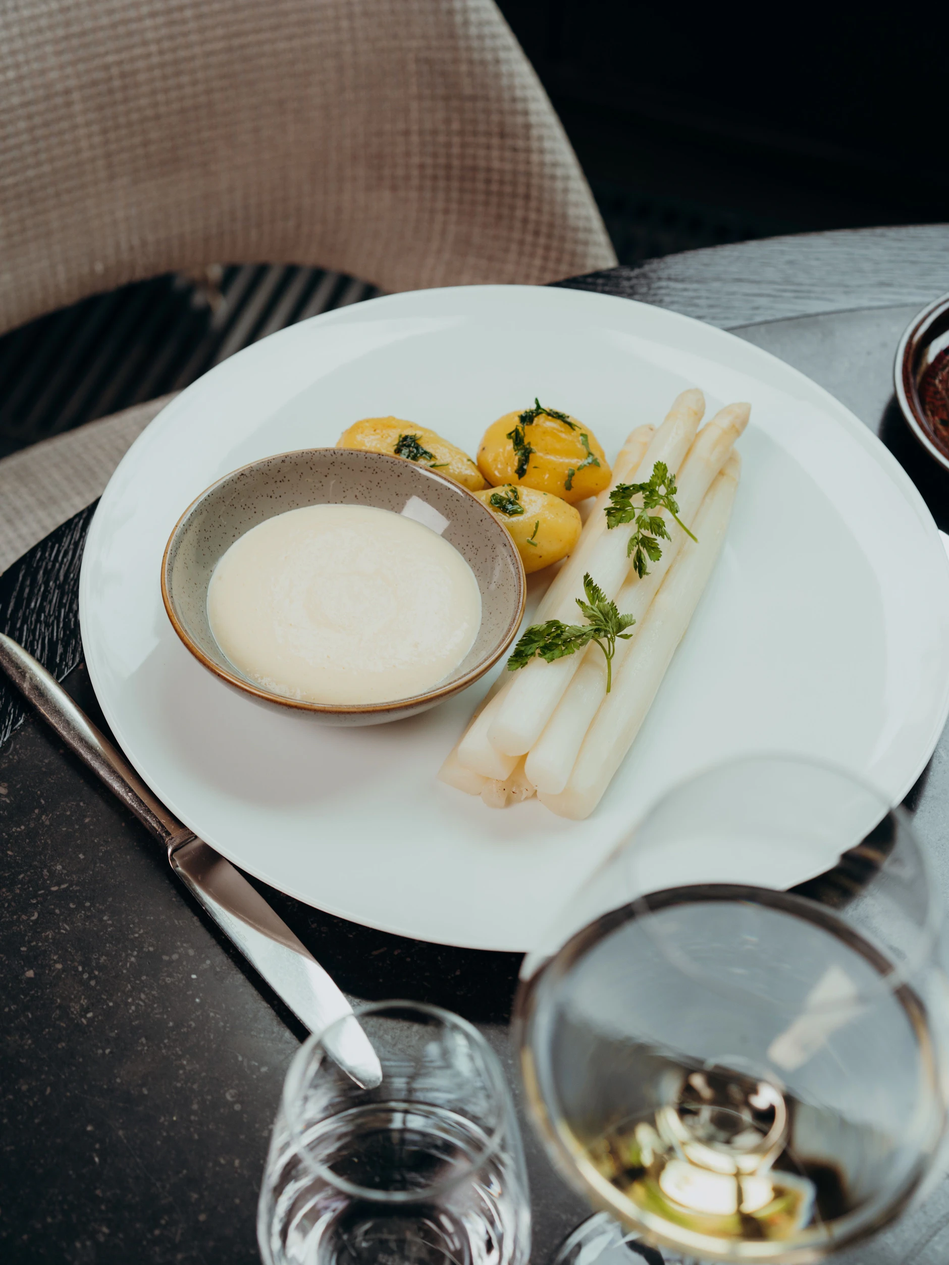 Klassisch serviert, dazu ein schönes Glas Wein: Spargel im Le Faubourg