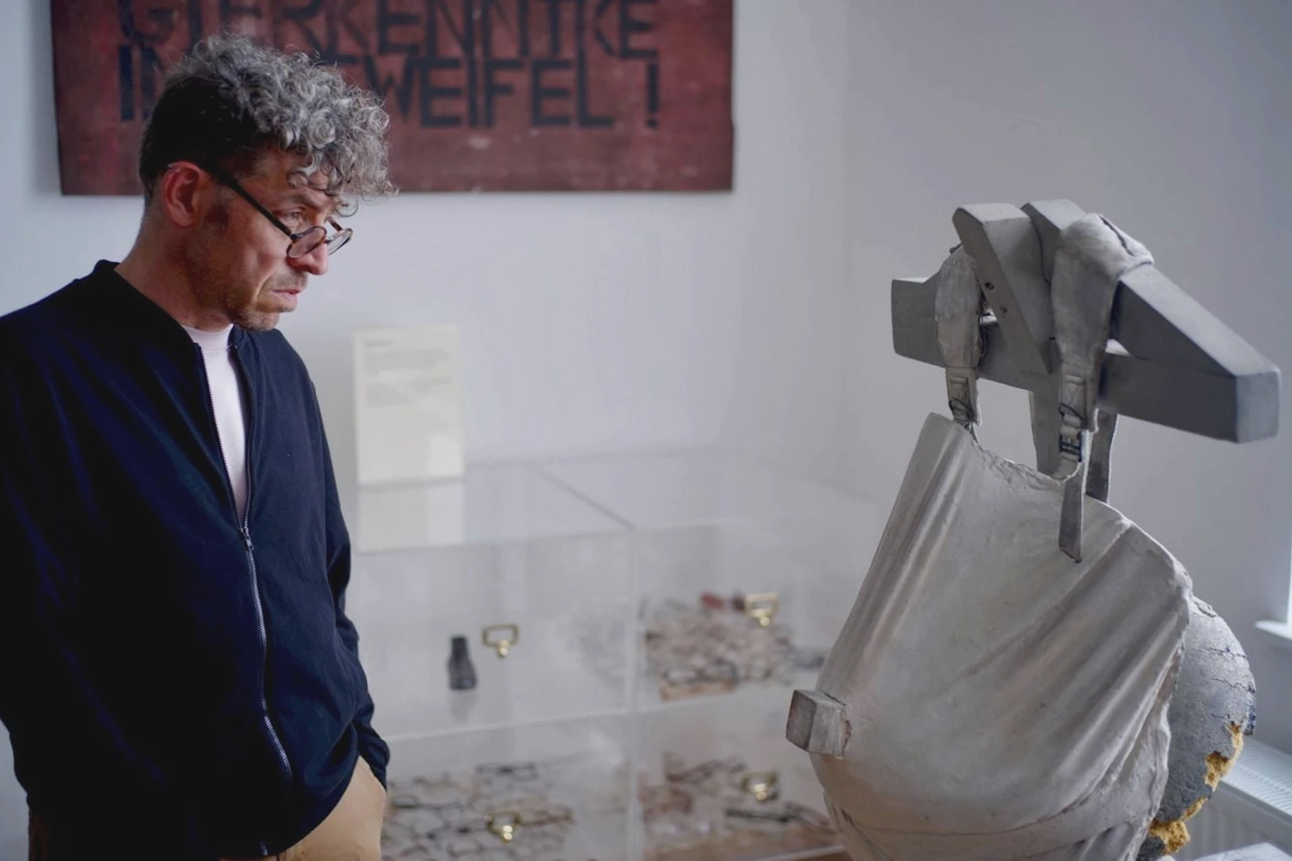 Klaus Fried beim Museumsbesuch in seinem Film „Friendly Fire“