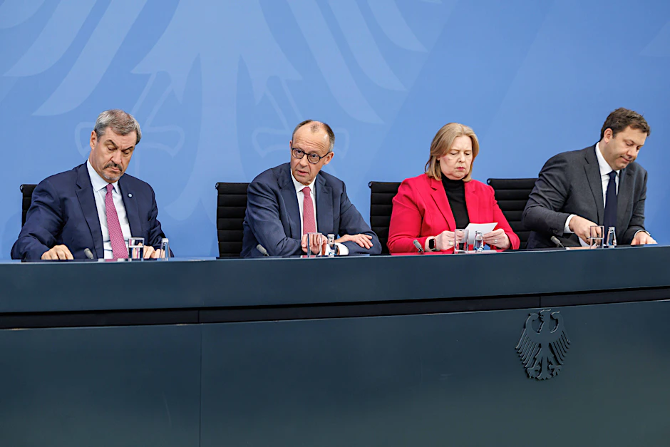 Wie lange hält die Regierung noch? Beim Koalitionsausschuss im Kanzleramt beraten Bundeskanzler Friedrich Merz (CDU), CSU-Chef Markus Söder, Arbeitsministerin Bärbel Bas (SPD) sowie Finanzminister Lars Klingbeil (SPD) über den Kurs der Koalition.
