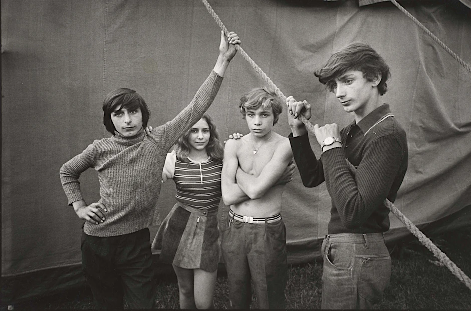 Ute Mahler: „Aue, Zirkus Hein“ (1973, aus der Werkgruppe „Zusammenleben“)