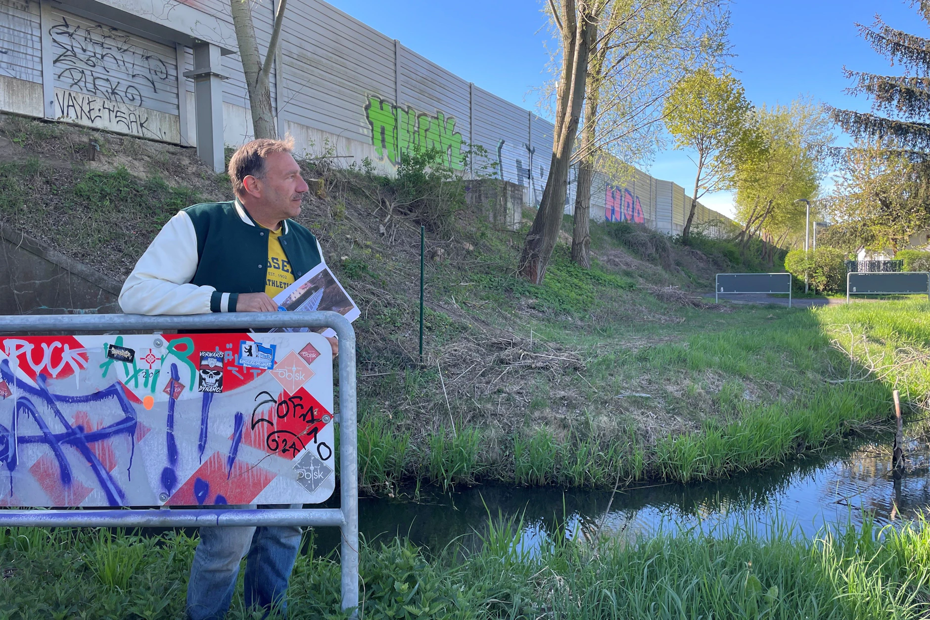 Eine Absperrung steht heute da, wo die Brücke einst stand.