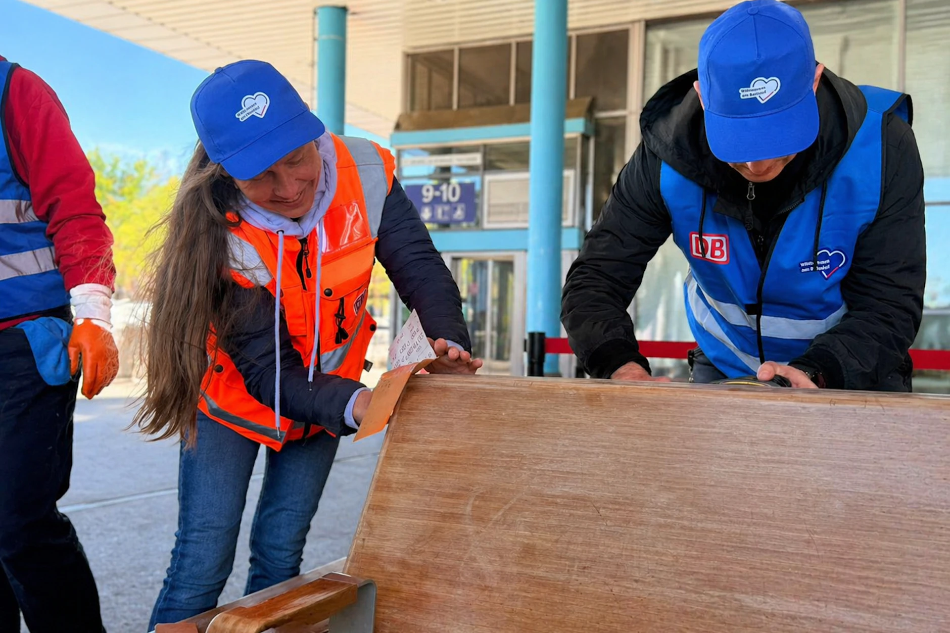 DB-Helfer schleifen Bänke.