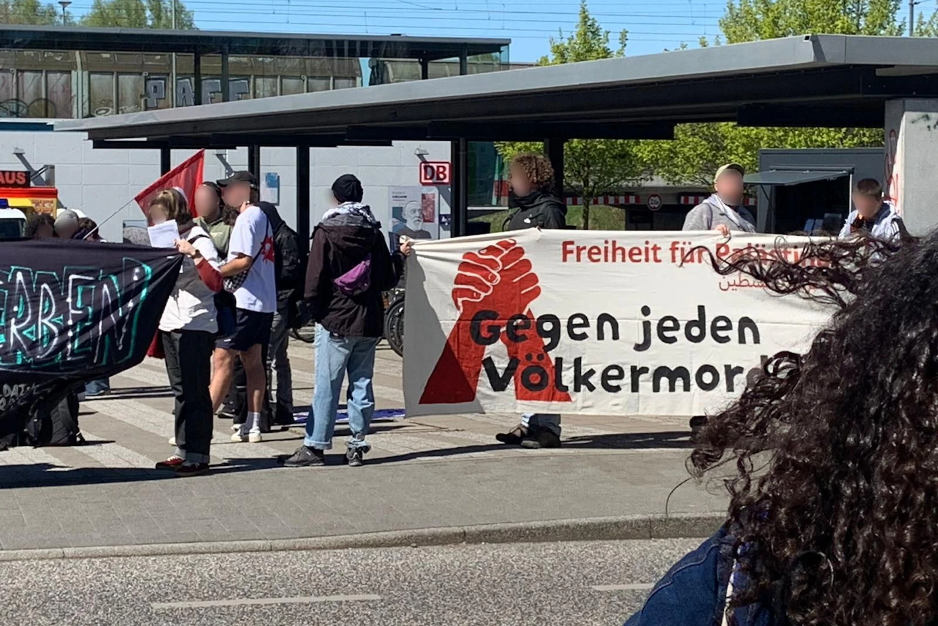 Plakat mit der Aufschrift „Gegen jeden Völkermord“