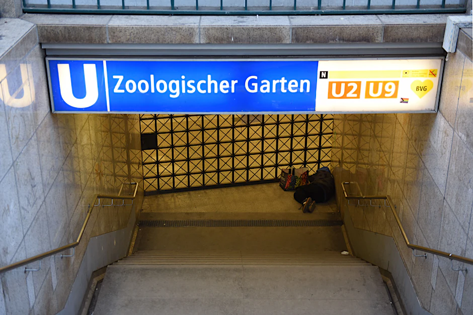 Ab dem 1. Mai gilt am Bahnhof Zoo und am Ostbahnhof in Berlin ein unbefristetes Alkoholverbot.