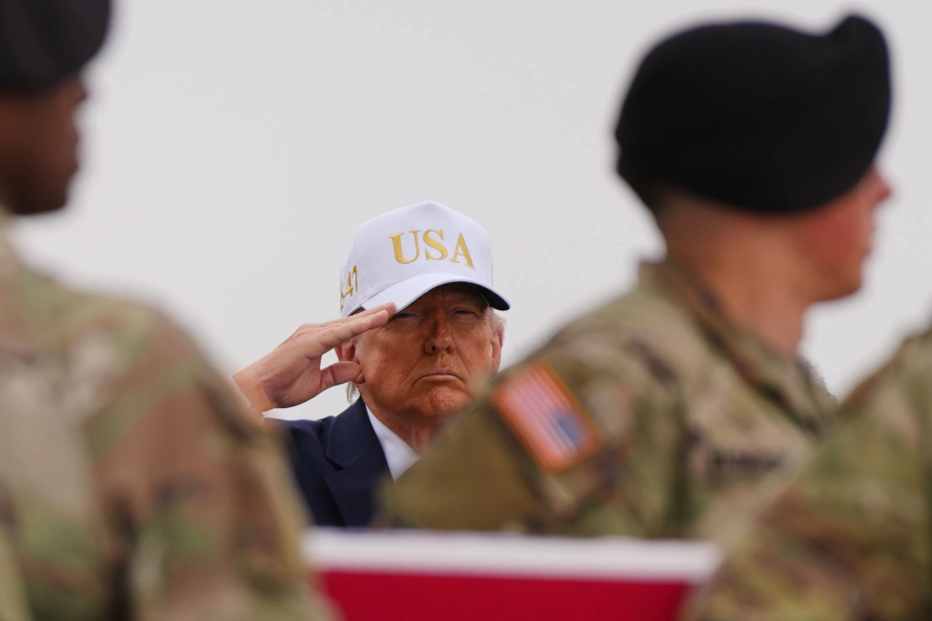US-Präsident Donald Trump salutiert auf dem Luftwaffenstützpunkt Dover vor den sterblichen Überresten eines bei einem iranischen Drohnenangriff getöteten US-Soldaten.