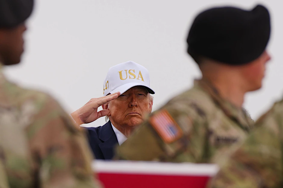 US-Präsident Donald Trump salutiert auf dem Luftwaffenstützpunkt Dover vor den sterblichen Überresten eines bei einem iranischen Drohnenangriff getöteten US-Soldaten.